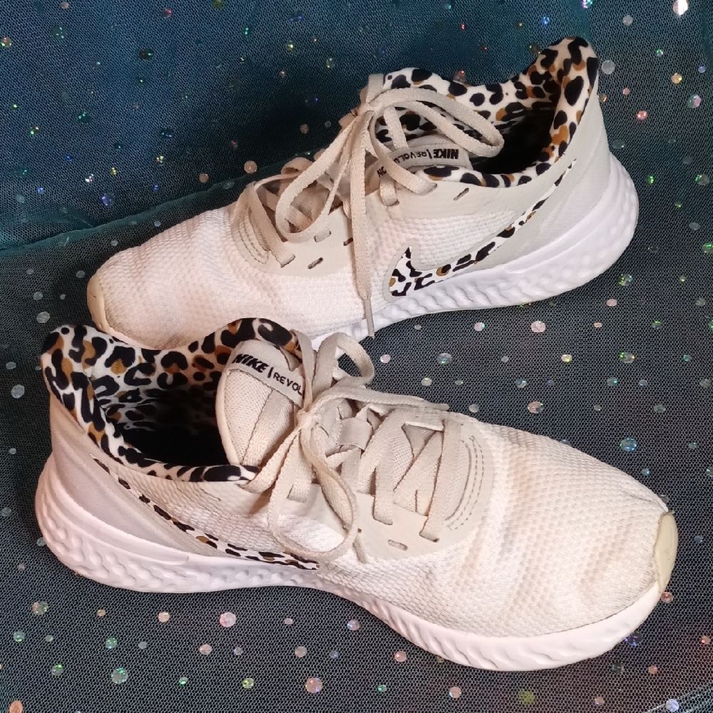 Nike Women’s White Running Shoes with Leopard Print Trim - Picture 6 of 9